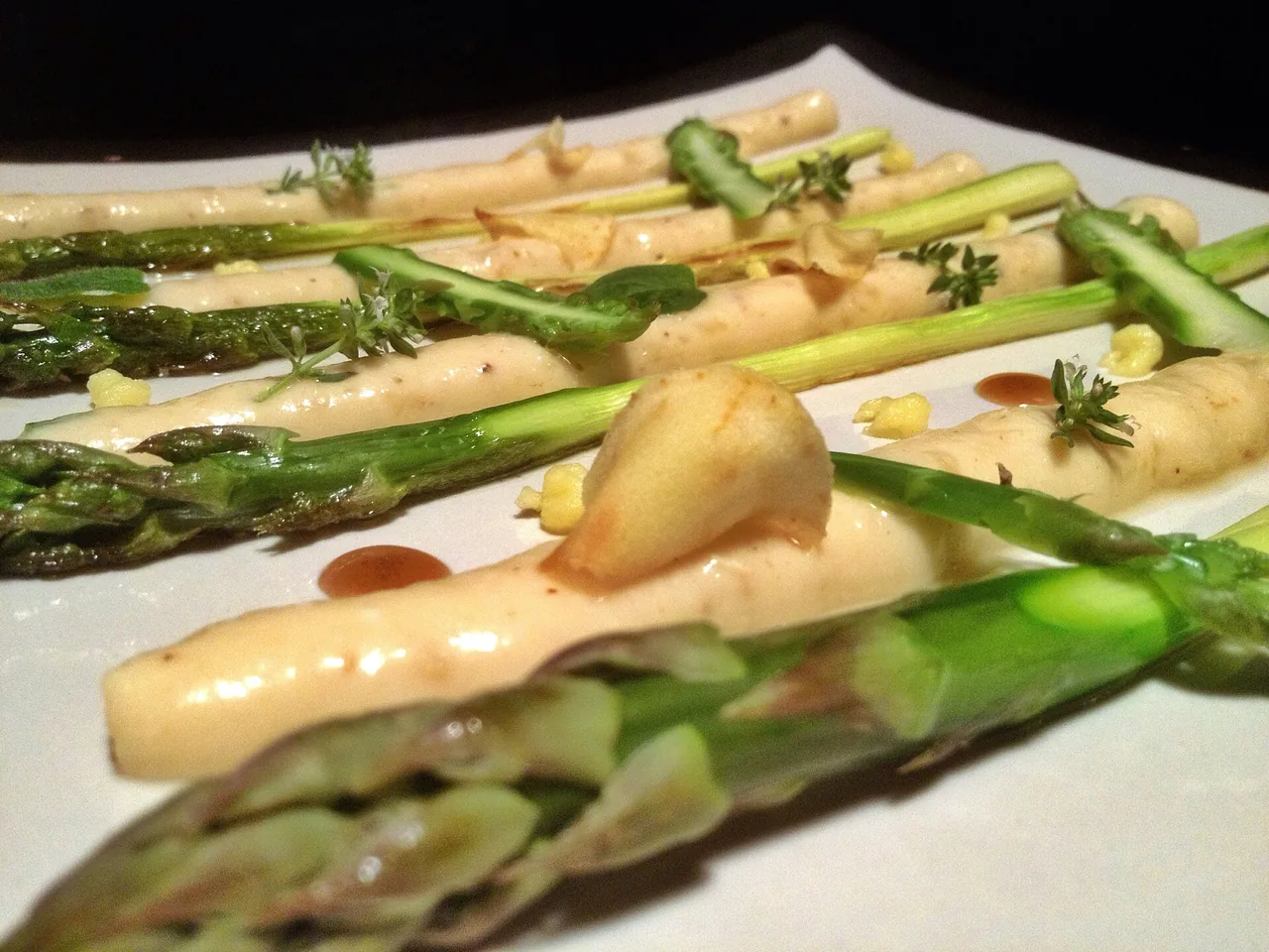 Green asparagus with a goat cheese cream and thyme