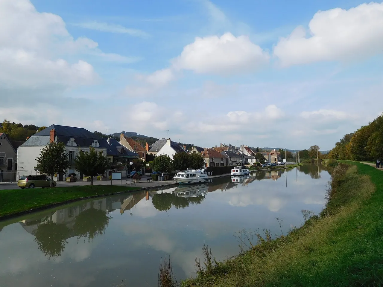 Houses along the Canal latéral à la Loire at Ménétréol-sous-Sancerre