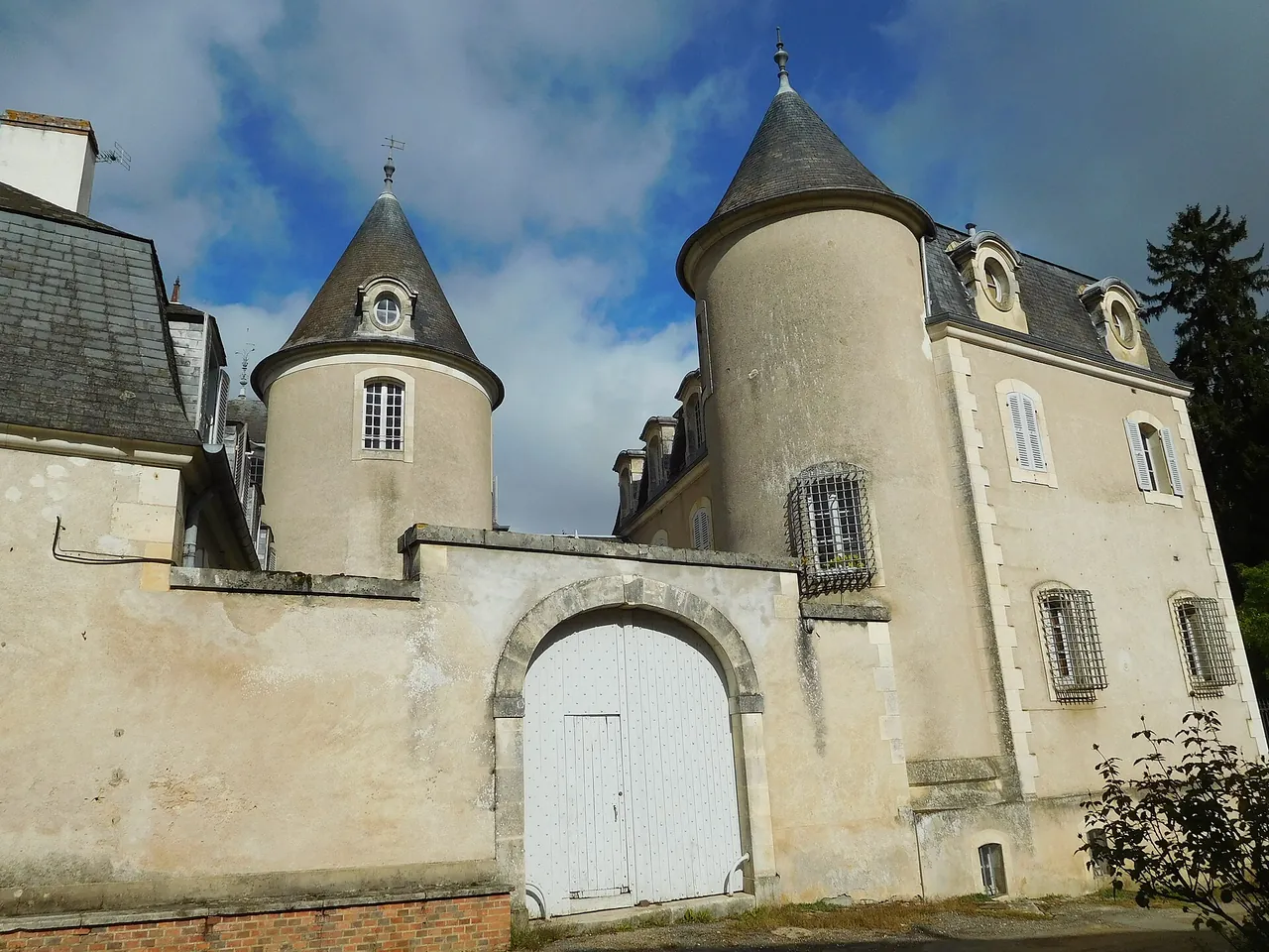 The towers of the château at Thauvenay